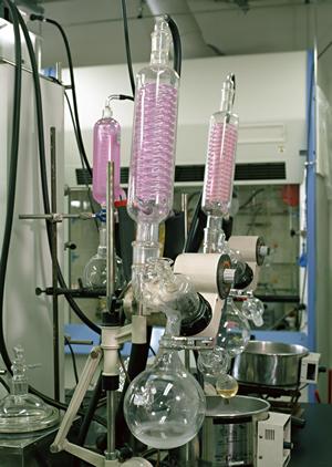 分銅は重さの基準で慎重に作られます